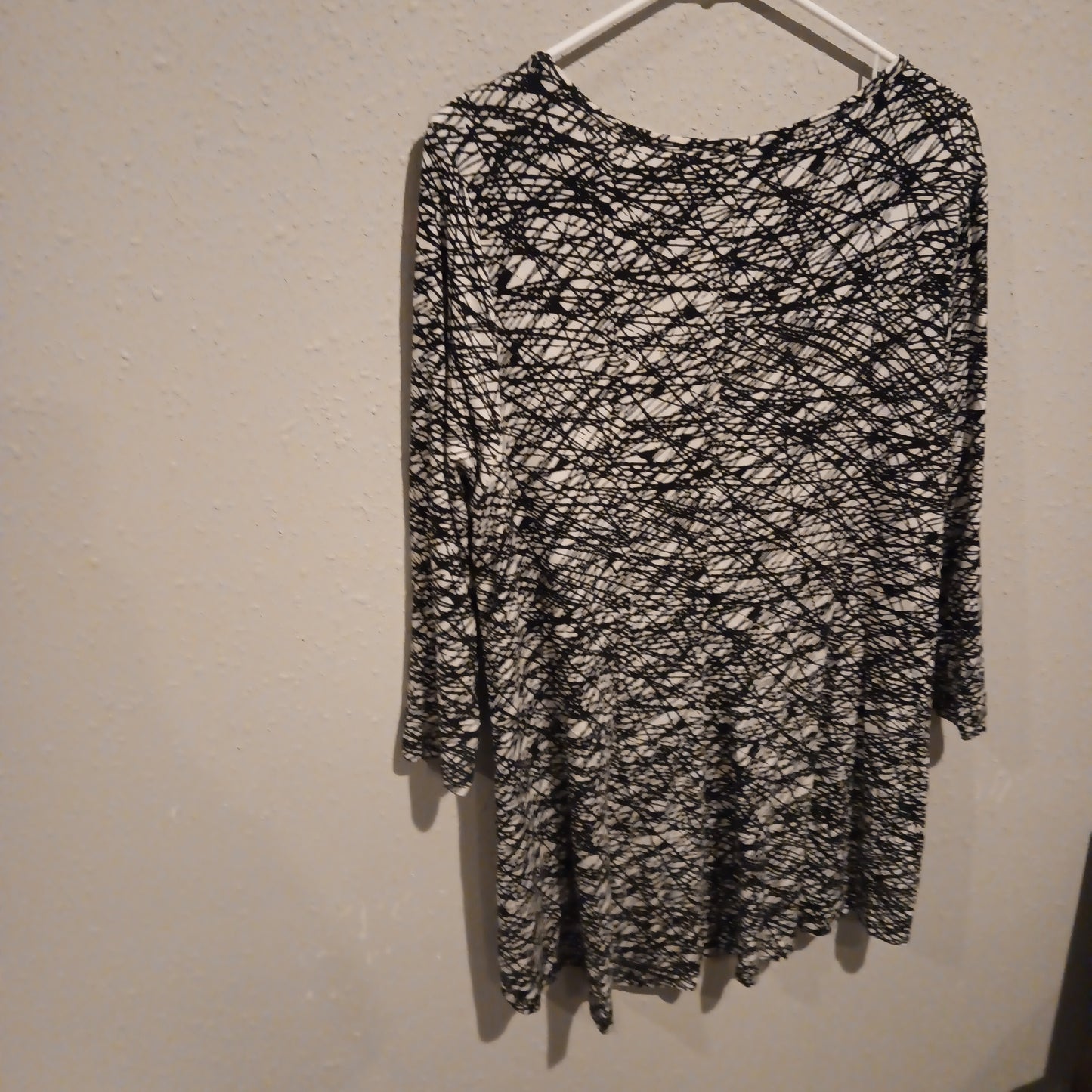 Grace Elements White and Black Abstract 3/4 Length Sleeves - Gently Used