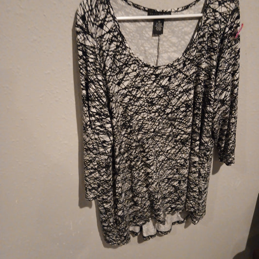 Grace Elements White and Black Abstract 3/4 Length Sleeves - Gently Used